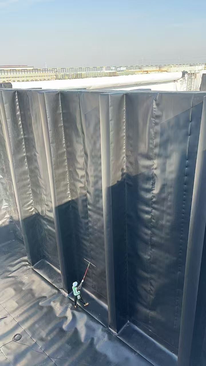 蓄水池防渗施工现场